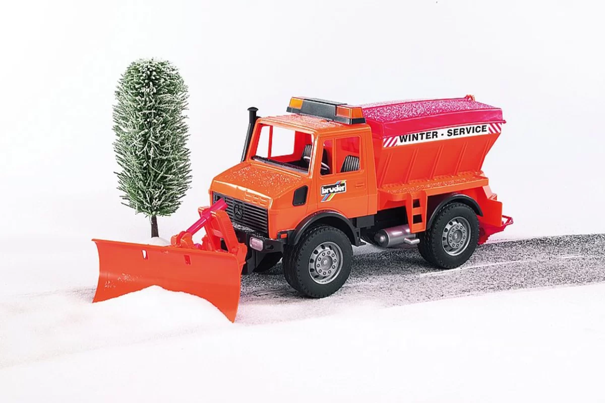 Igrača kamion s snežnim plugom Unimog