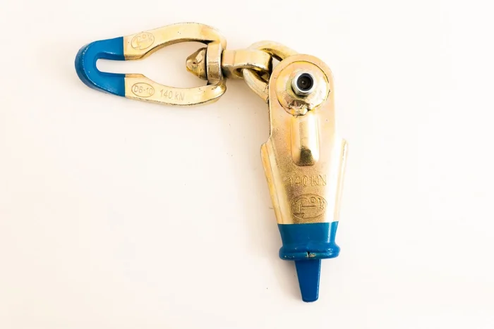 Končnik Tip 4 z vrtljivo verižno zaporo Pok