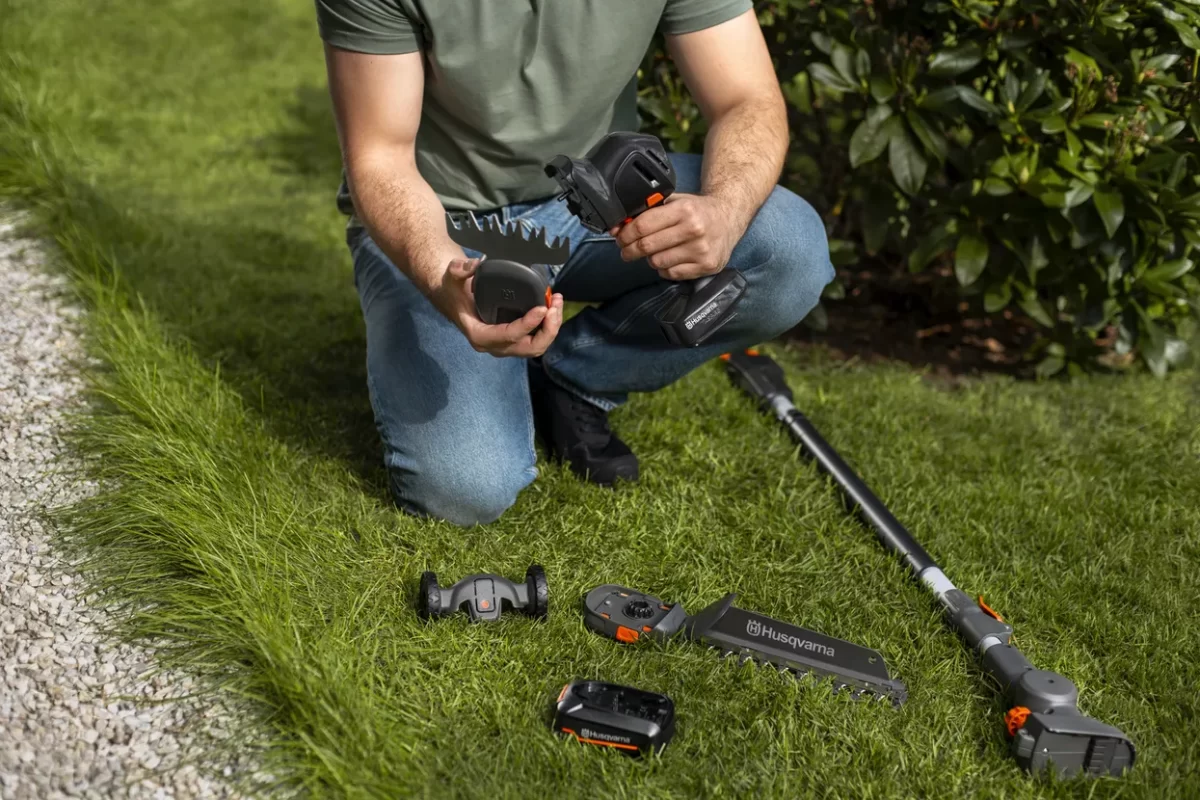 Aspire™ obrezovalnik S20-P4A na drogu z baterijo in polnilnikom