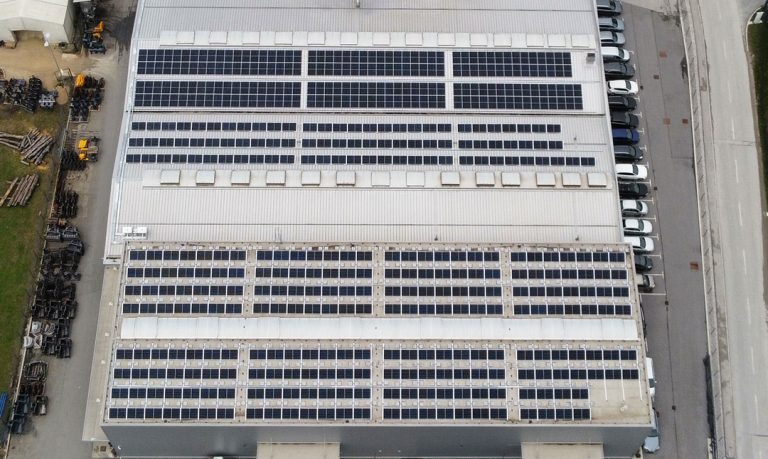 Projekt postavitve sončne elektrarne na strehi podjetja uspešno zaključen