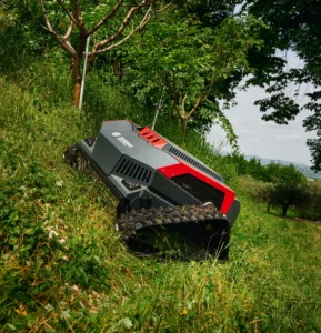 daljinsko voden mulčer v sadovnjaku